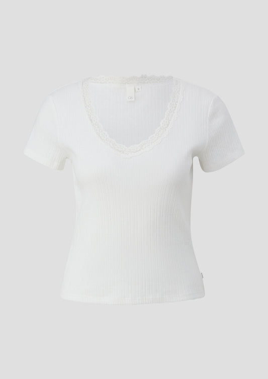 QS - Geripptes T-Shirt mit Spitzen-Details - Farbe: ecru