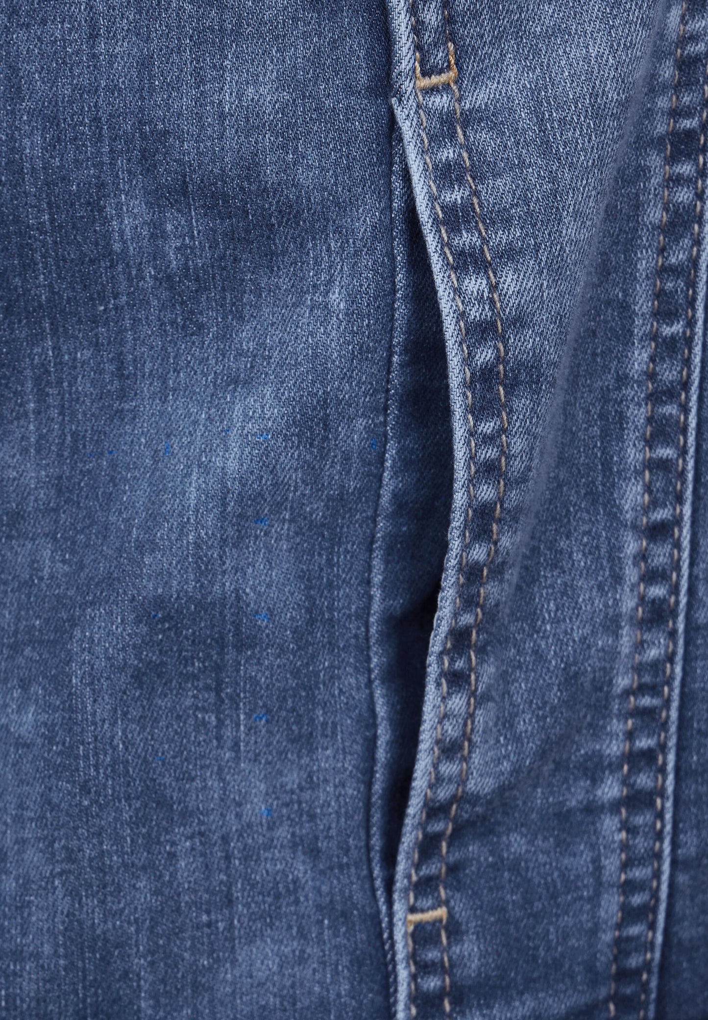 Geöffnete Tasche einer Jeansjacke