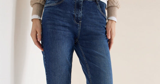 Model trägt blaue CECIL Damenjeans in Mid Blue – gerader, alltagstauglicher Schnitt