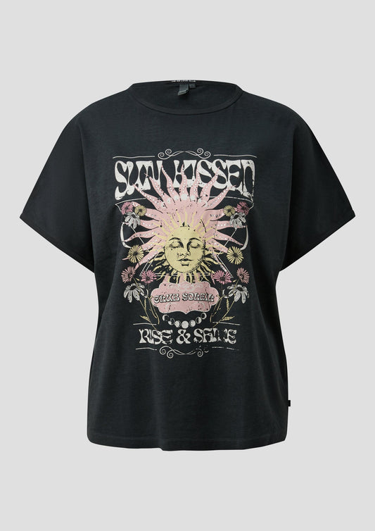 QS - Gewaschenes Print-Shirt mit überschnittener Schulter - Farbe: Schwarz