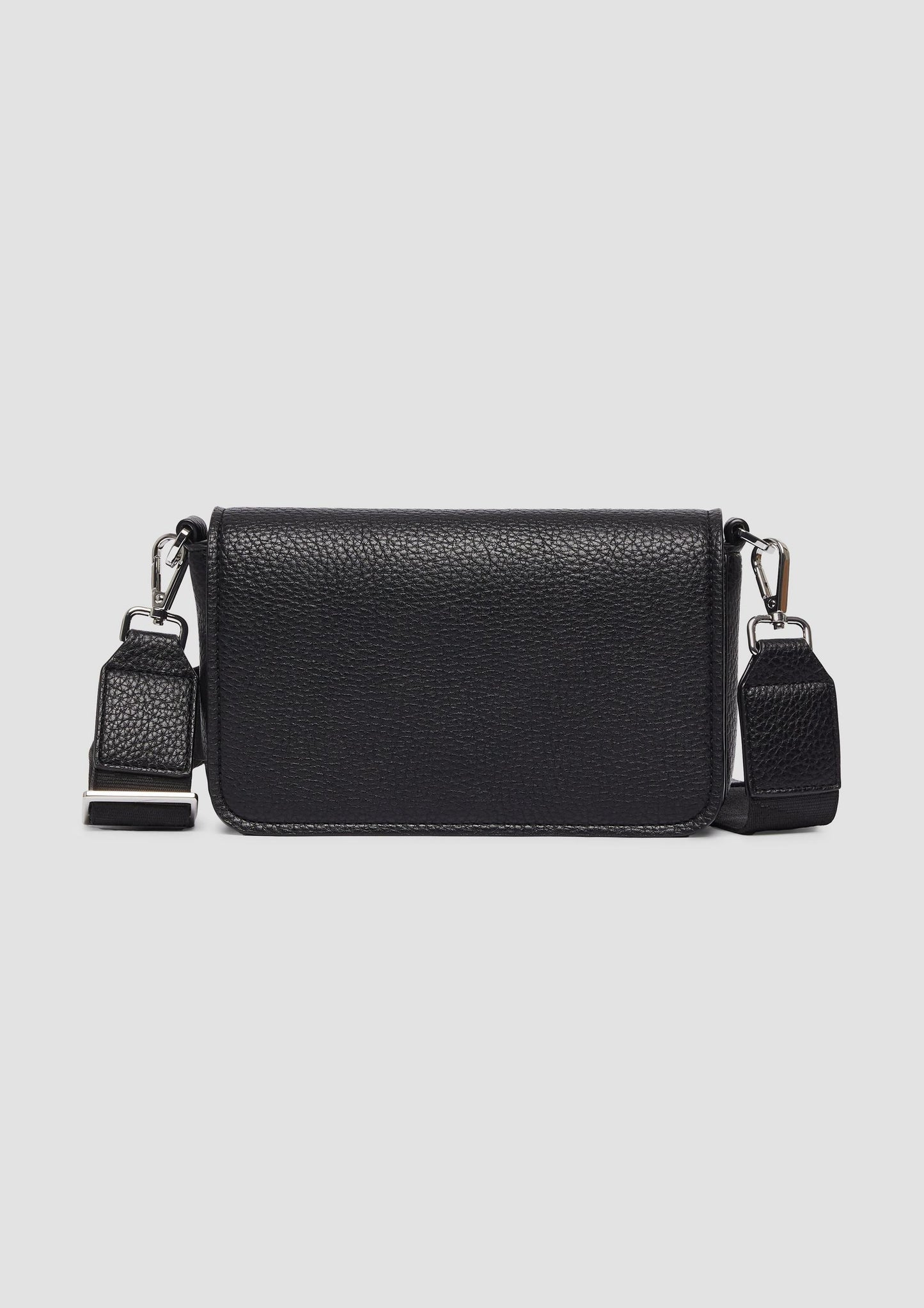 s.Oliver - Crossbody-Bag aus Lederimitat mit Überschlag und Logo-Schulterriemen - Farbe: Schwarz