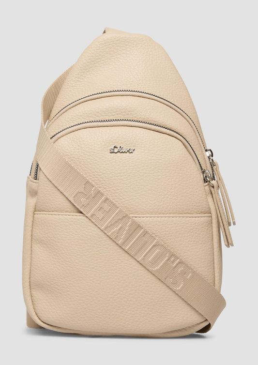 s.Oliver - Rucksack in Leder-Optik mit Logo und Reißverschluss - Farbe: Beige