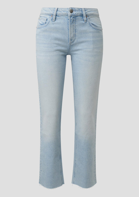 QS - Cropped Jeans CATIE / Slim Fit / Mid Rise / Relaxed Straight Leg - Farbe: Hellblau