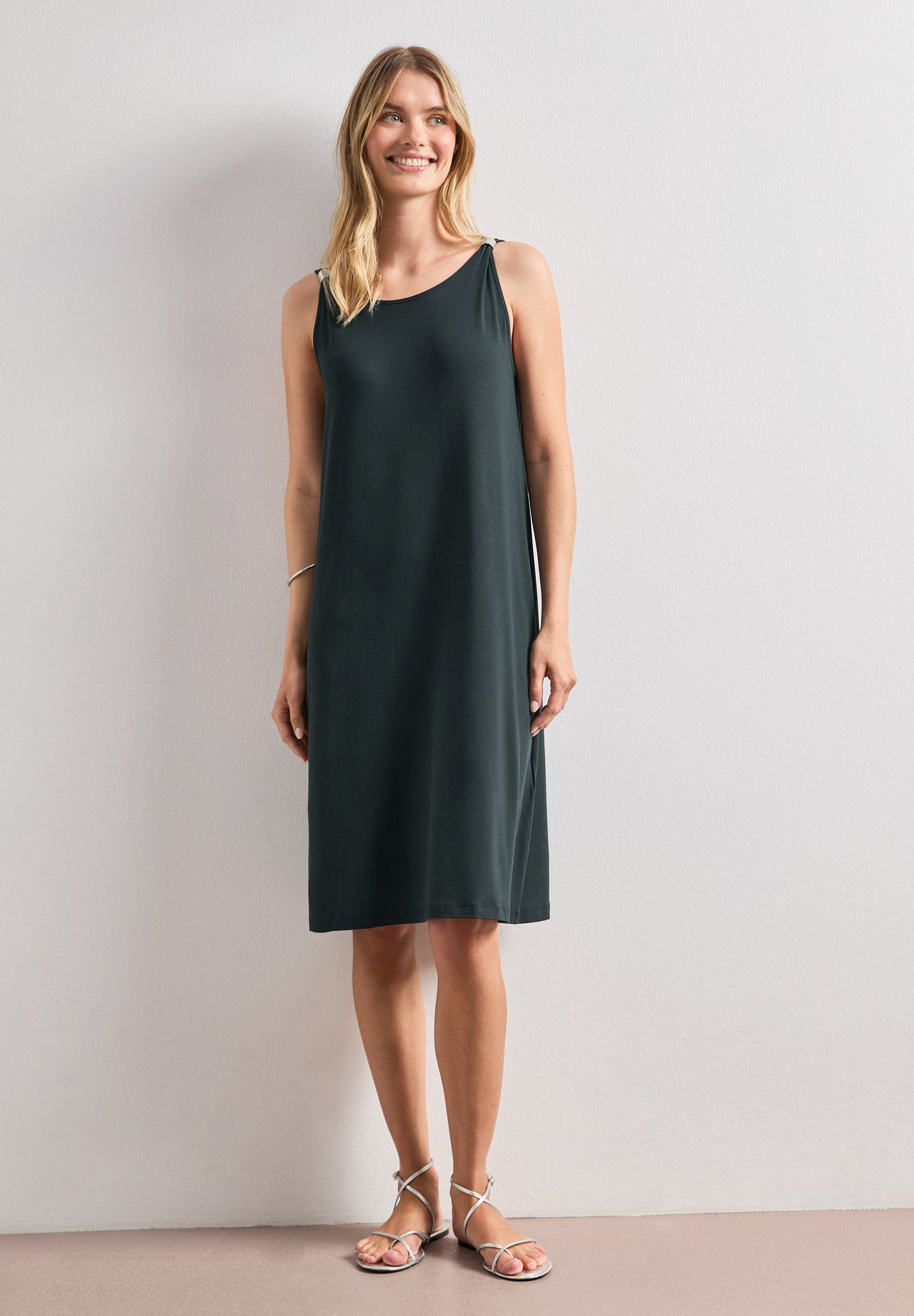 Street One - Knielanges Kleid mit Schnallendetail - Farbe: deep bound green