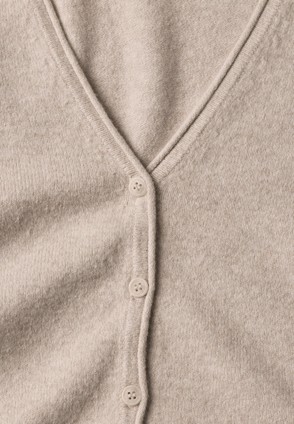 V-Ausschnitt und Knopfleiste des Street One Cardigans