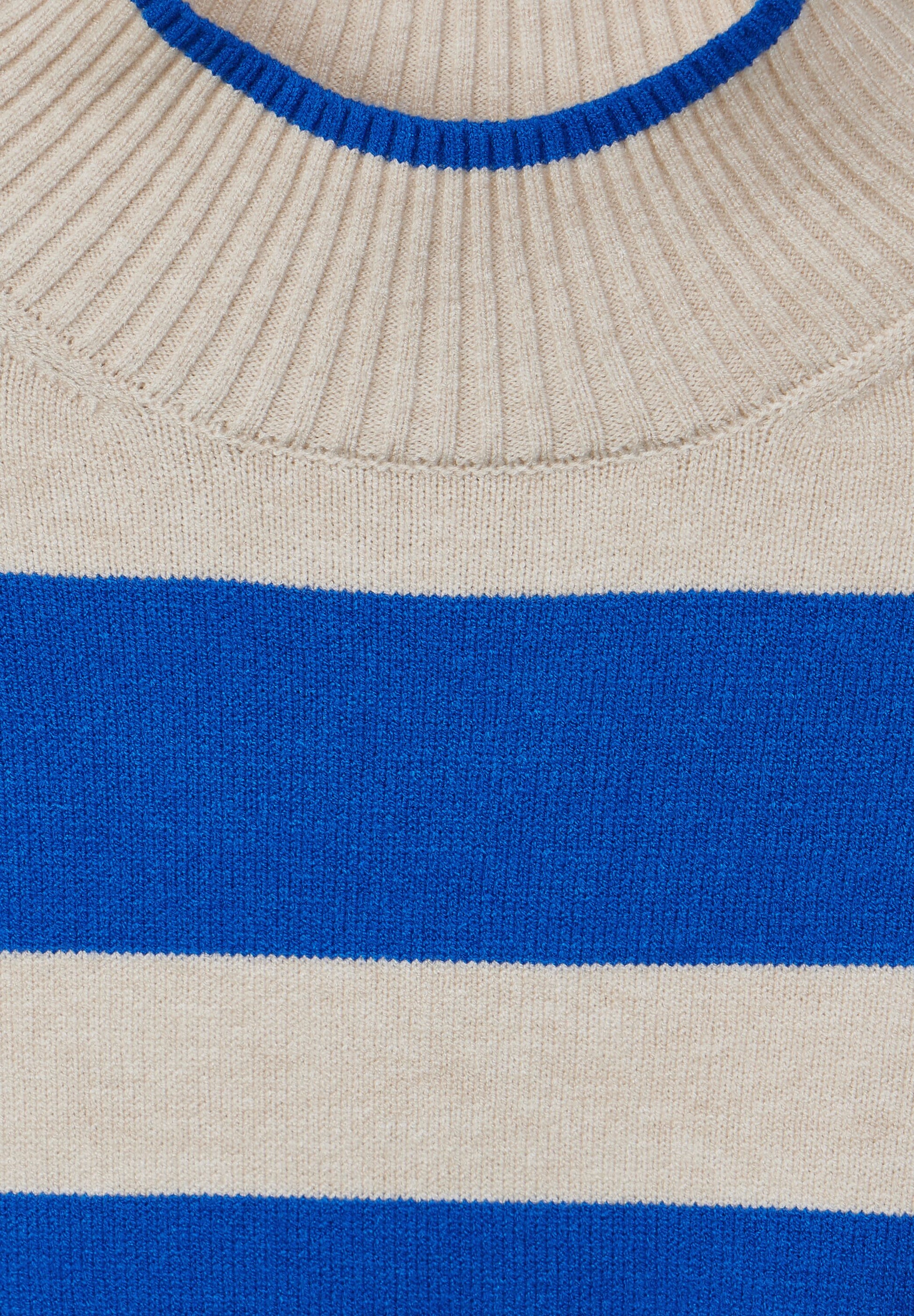 Strickansicht eines Pullovers mit blauen Streifen von Street One