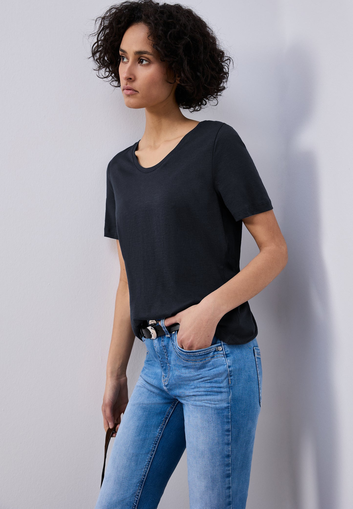 Street One - Basic T-Shirt mit gerundetem V-Neck - Farbe: shadowed navy