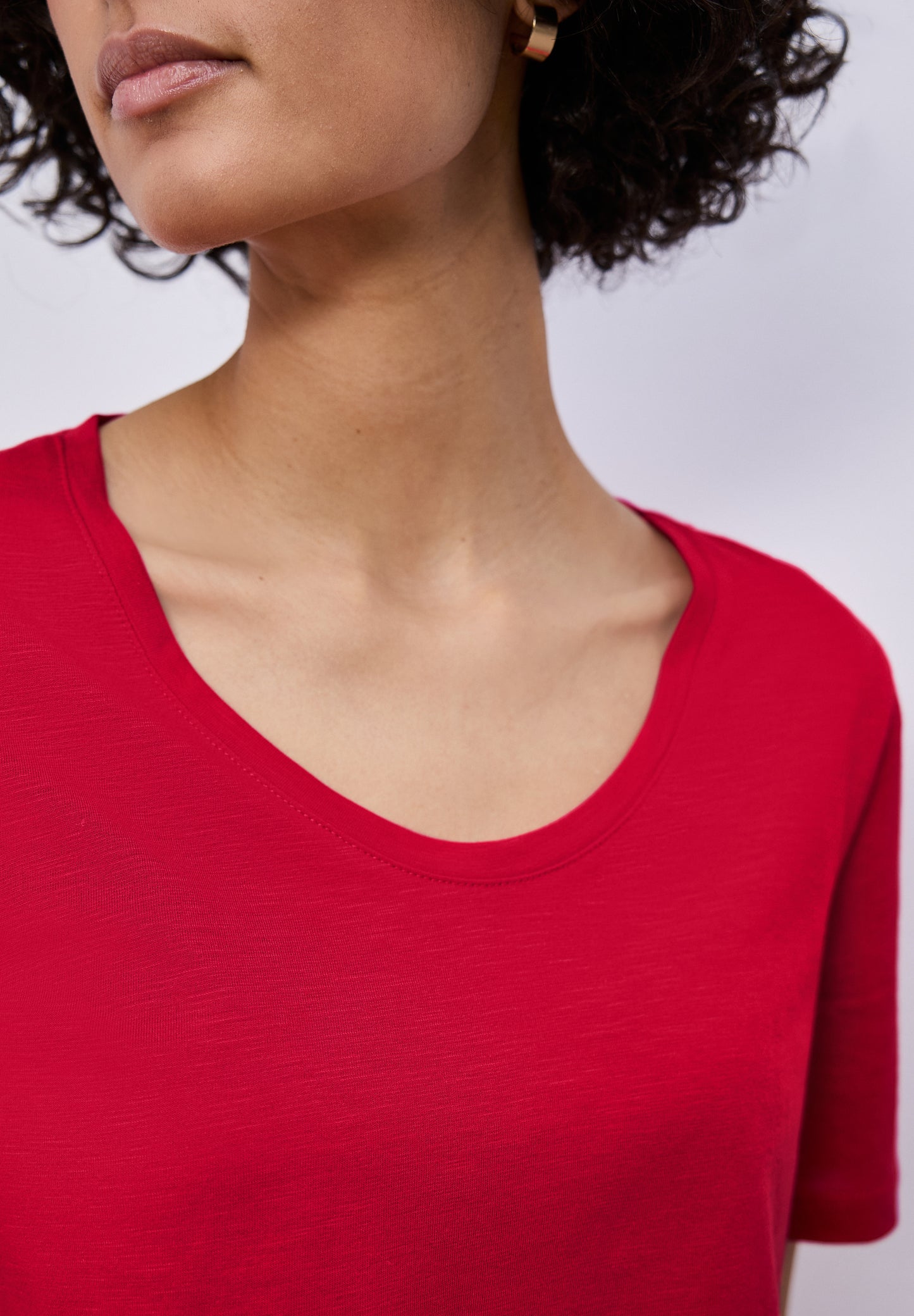 Street One - Basic T-Shirt mit gerundetem V-Neck - Farbe: salsa red