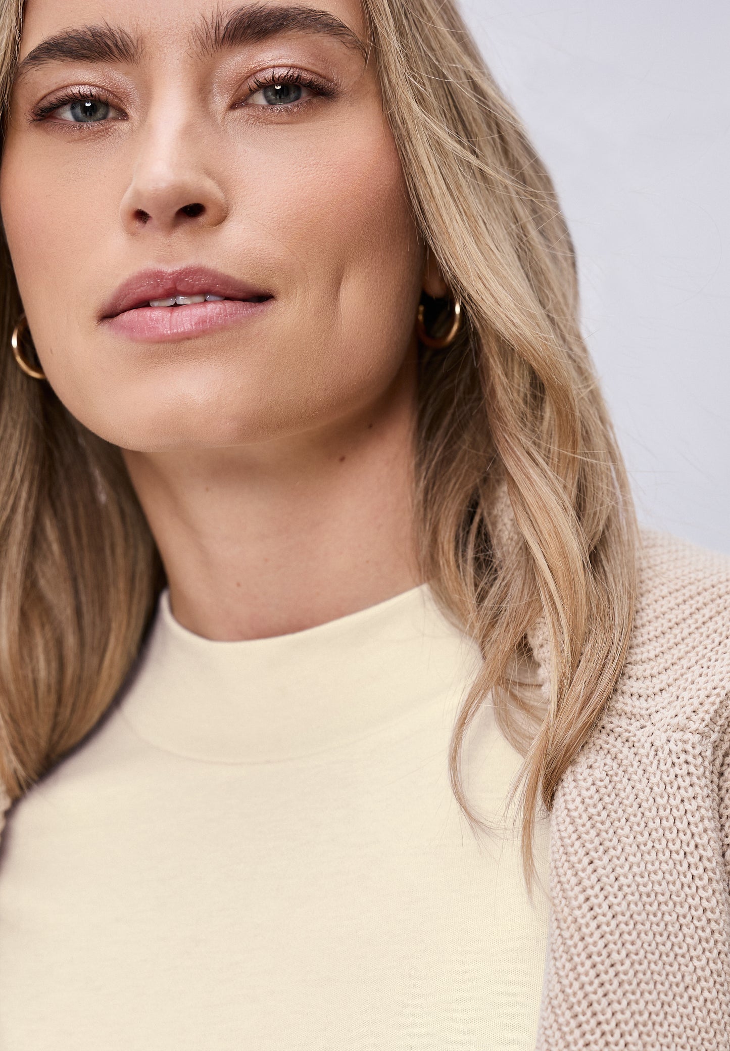 Street One - Basic T-Shirt mit Turtle Neck - Farbe: smoke beige