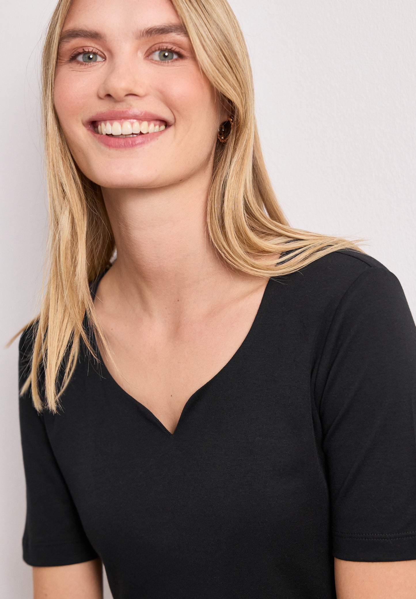 Street One - Basic T-Shirt mit Herzausschnitt - Farbe: Black