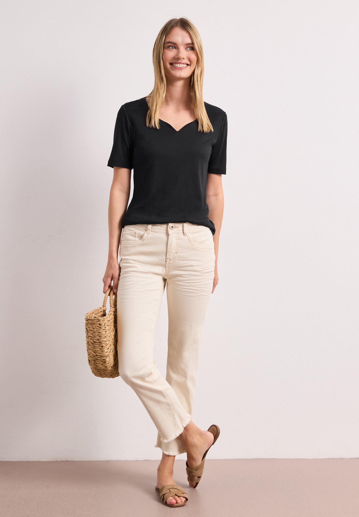 Street One - Basic T-Shirt mit Herzausschnitt - Farbe: Black