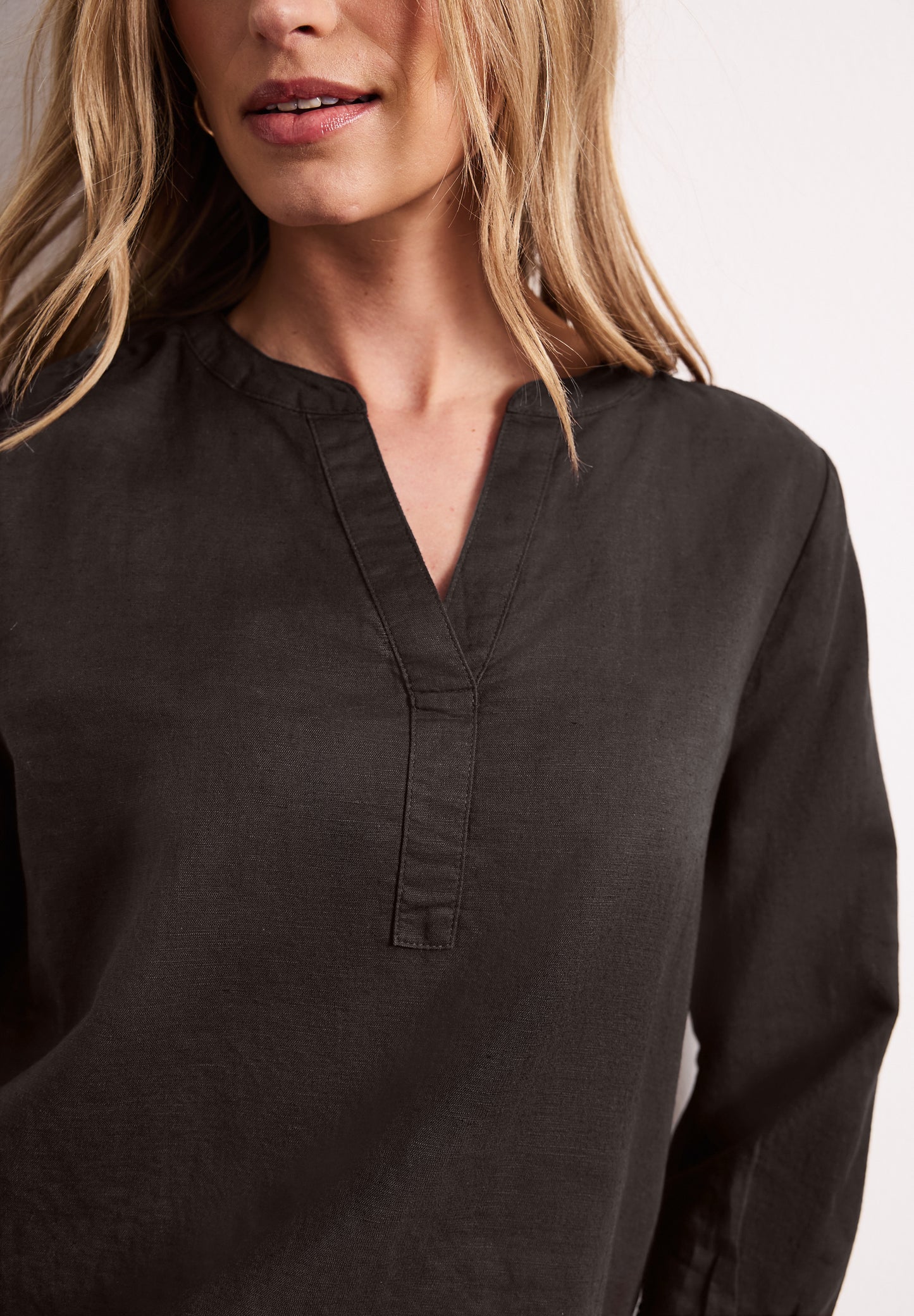 Street One - Bluse mit Split Neck aus Leinenmix - Farbe: espresso brown