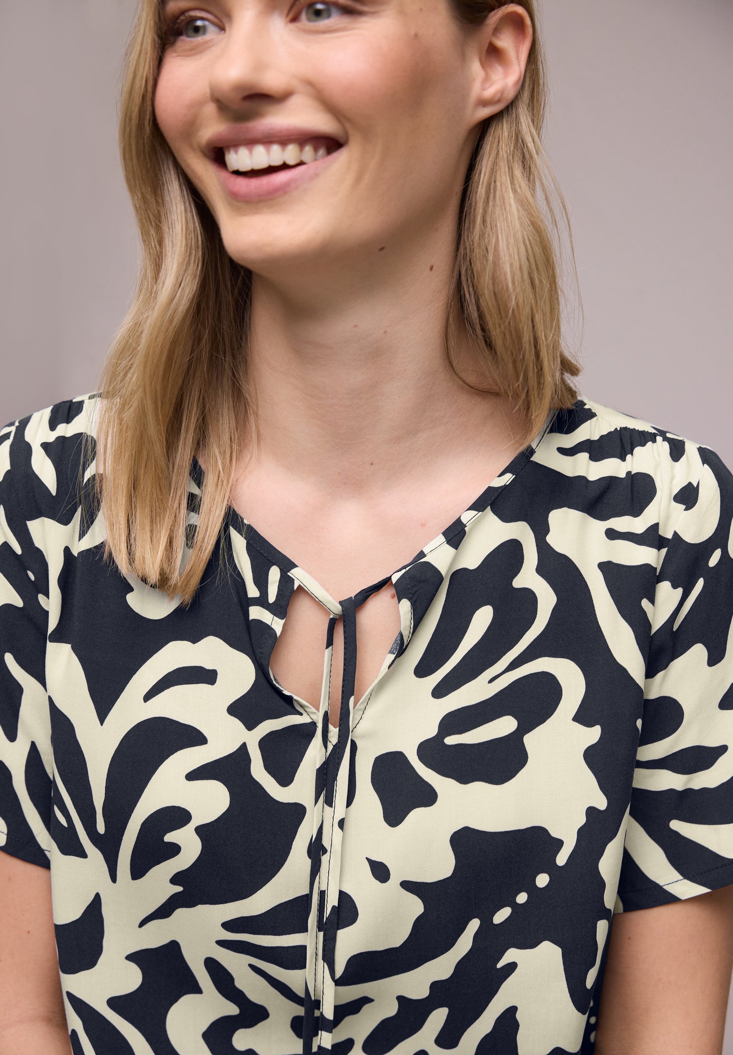 Street One - Bluse mit Split Neck und Bändern - Farbe: shadowed navy