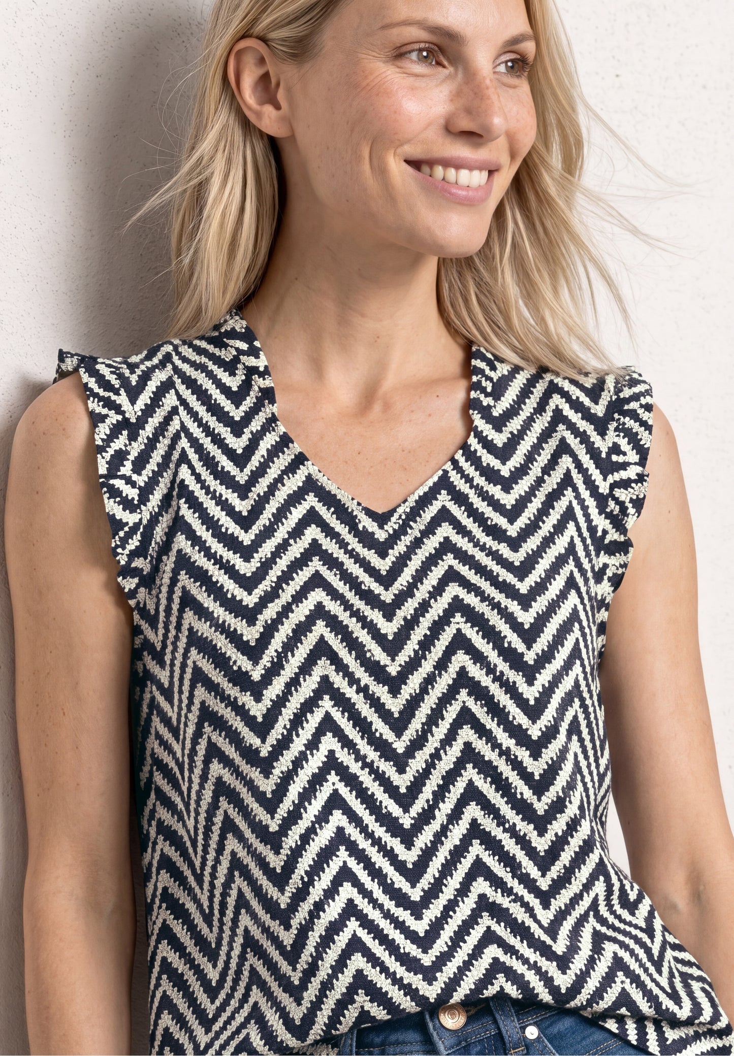 Street One - Blusentop mit V-Neck und Rüschen - Farbe: deep blue