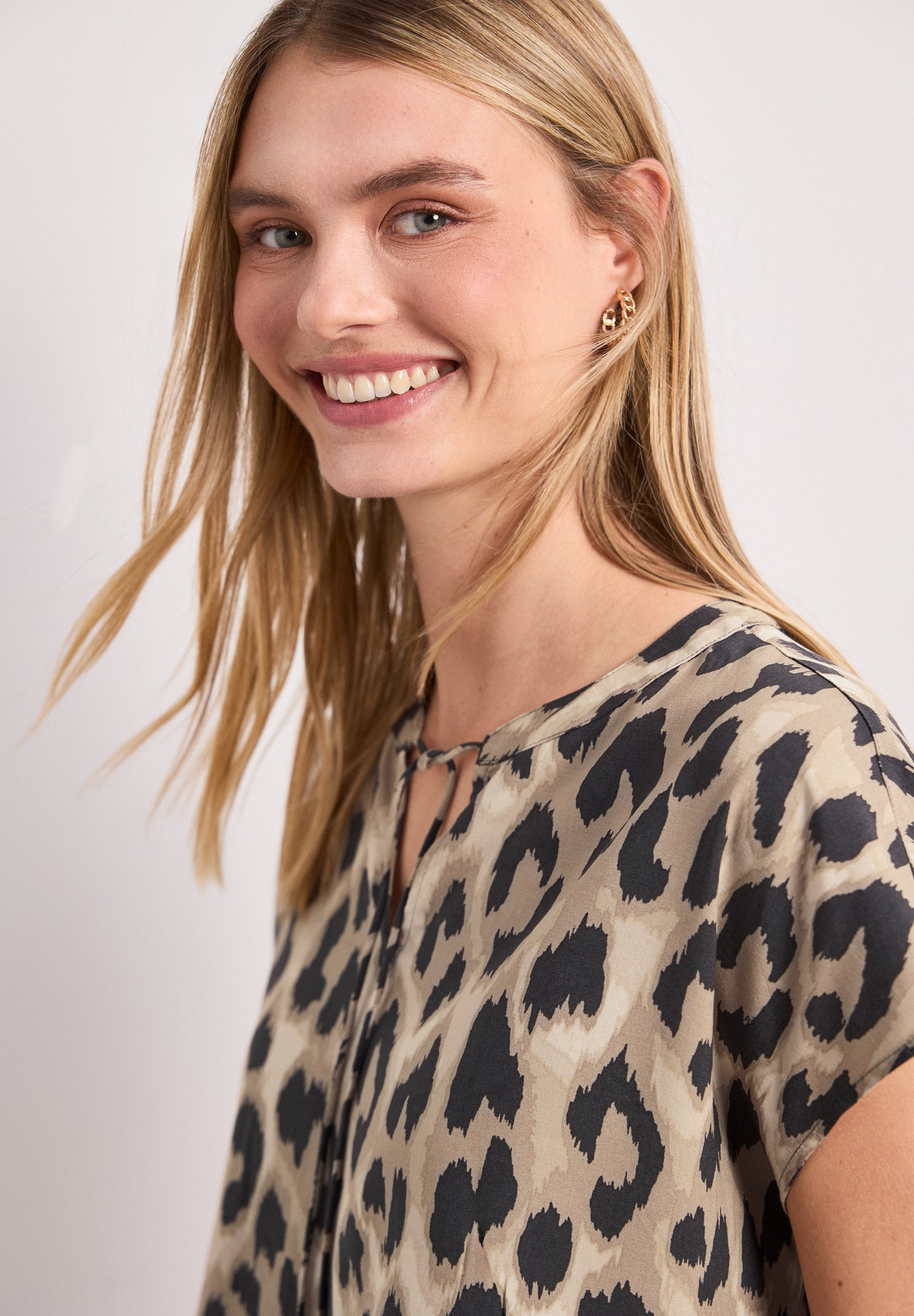 Street One - Blusenshirt mit Split Neck und Smokdetail - Farbe: timeless beige