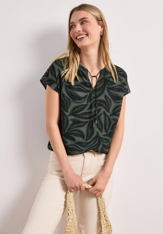 Street One - Blusenshirt mit Split Neck und Smokdetail - Farbe: deep bound green