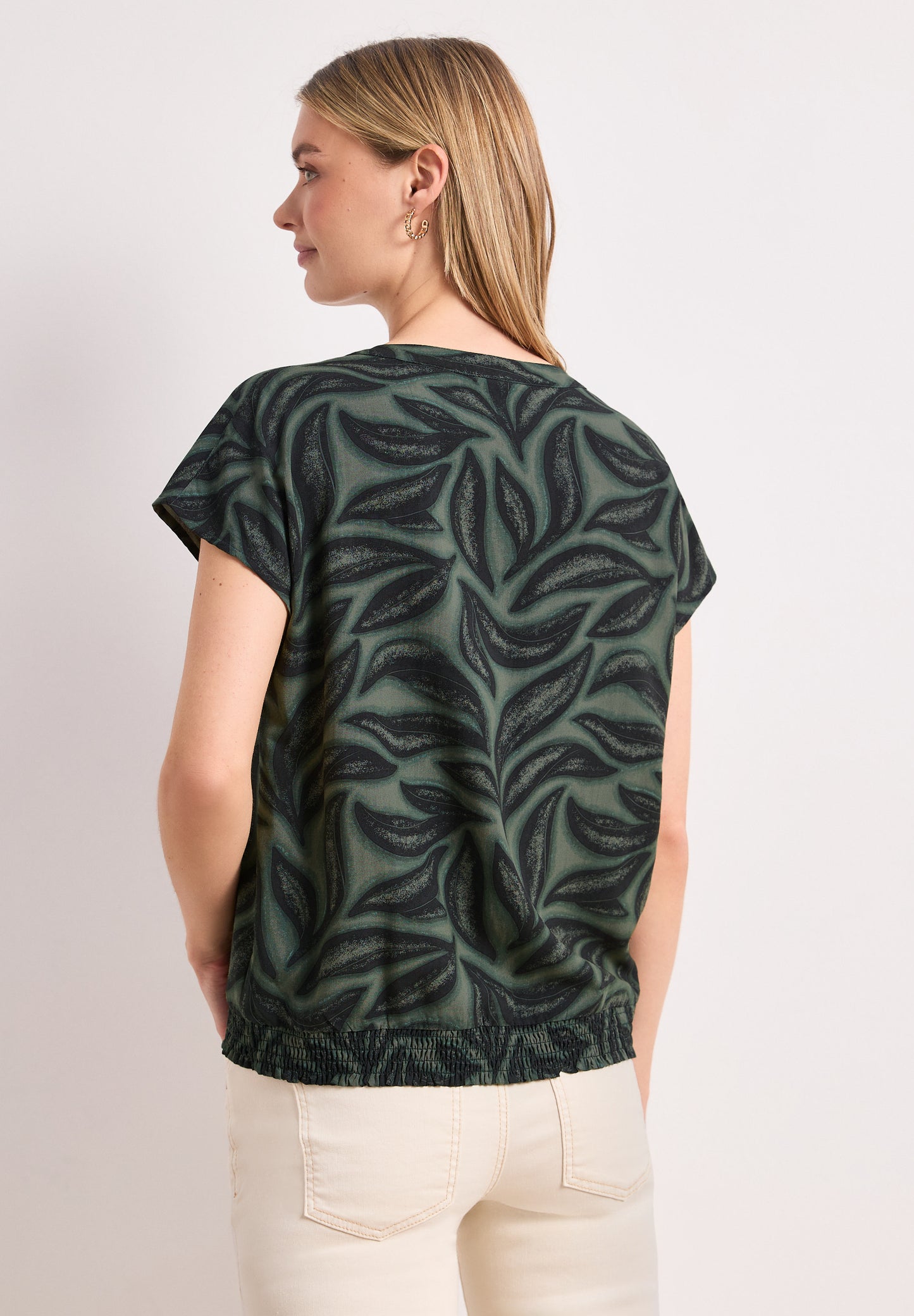Street One - Blusenshirt mit Split Neck und Smokdetail - Farbe: deep bound green