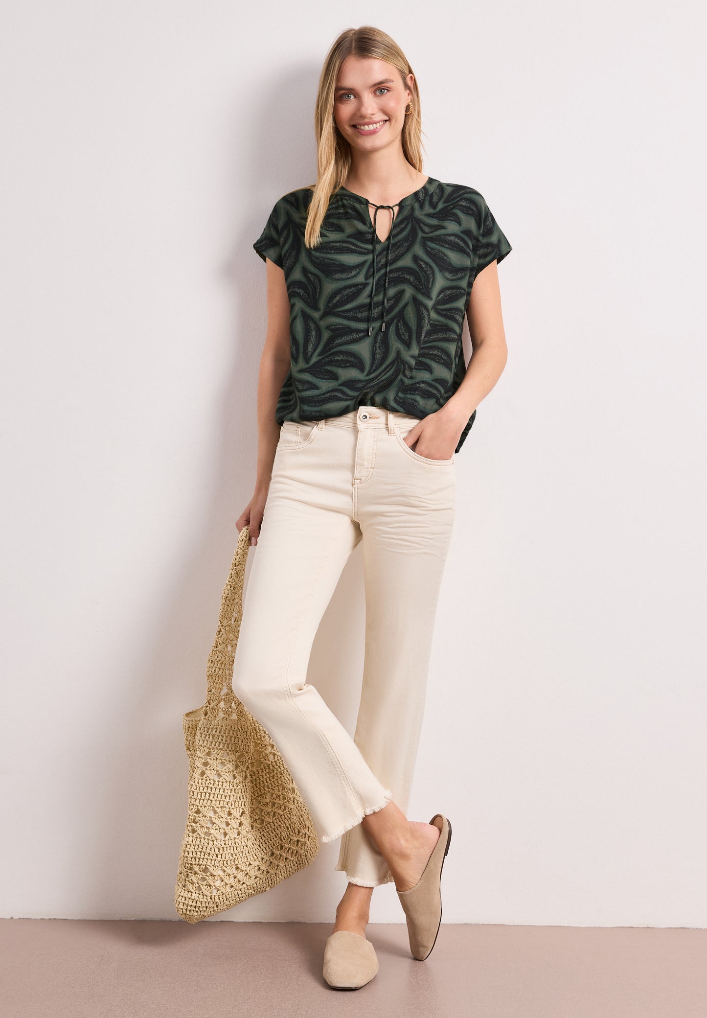 Street One - Blusenshirt mit Split Neck und Smokdetail - Farbe: deep bound green
