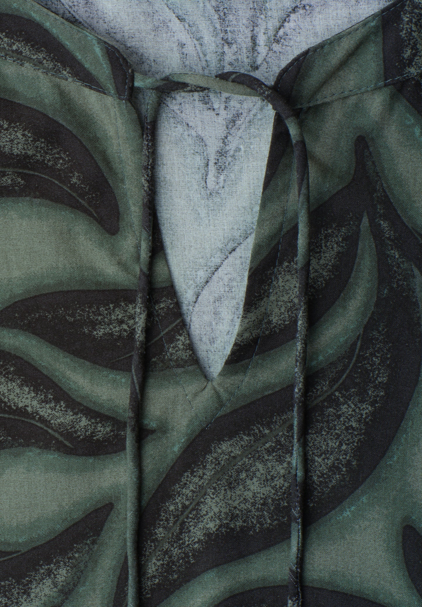 Street One - Blusenshirt mit Split Neck und Smokdetail - Farbe: deep bound green