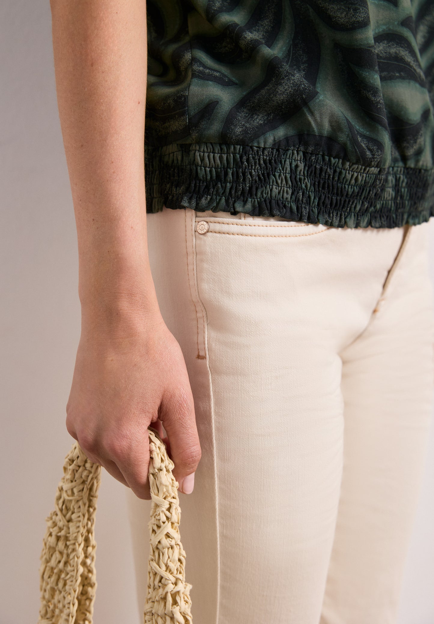 Street One - Blusenshirt mit Split Neck und Smokdetail - Farbe: deep bound green
