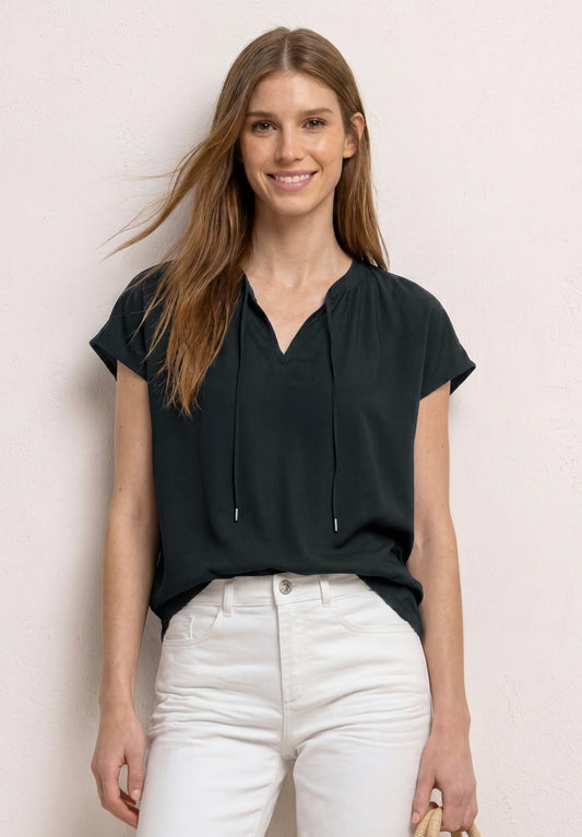 Street One - Blusenshirt mit Split Neck und Smokdetail - Farbe: deep bound green