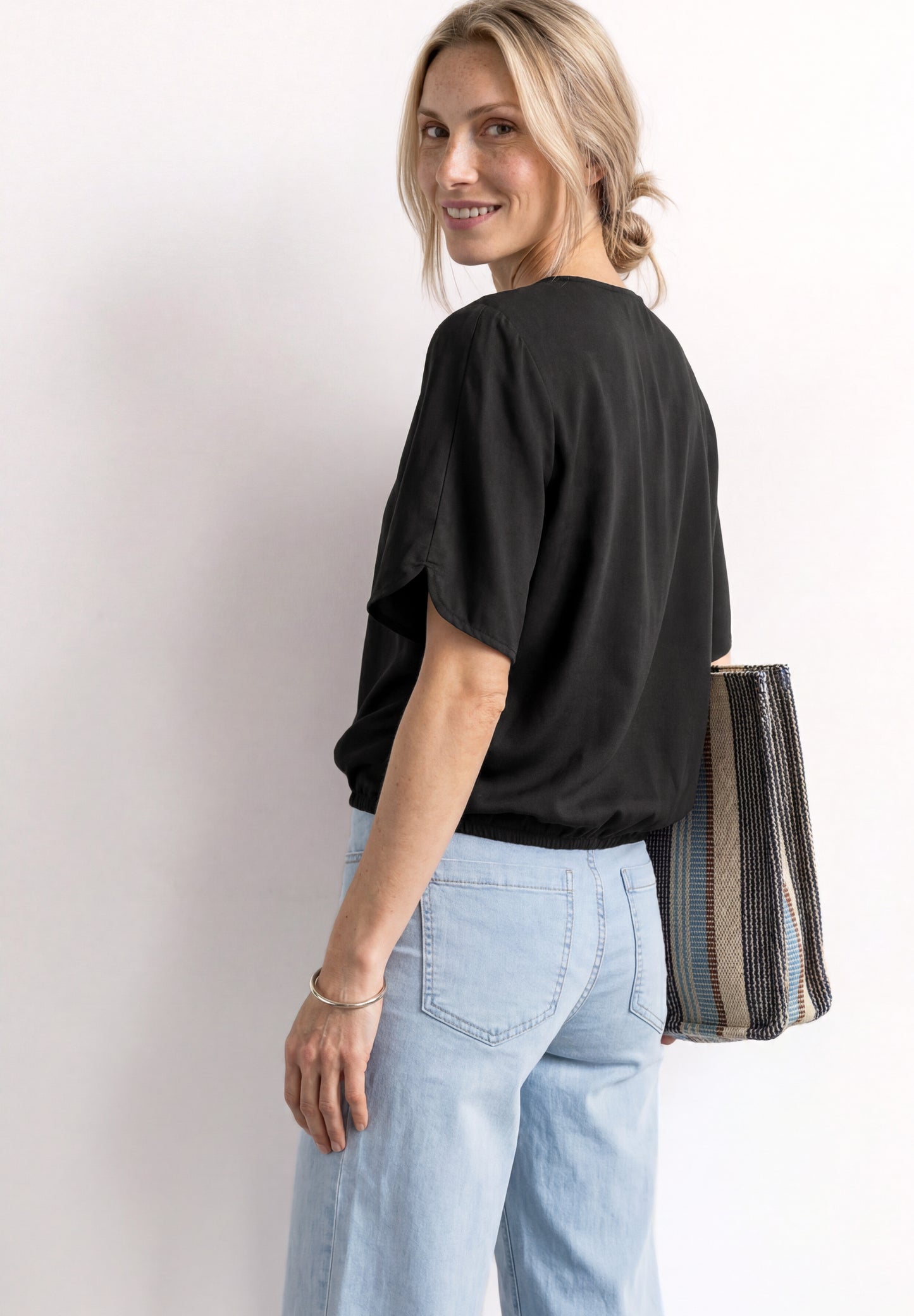 Street One - Kurzarm Blusenshirt mit V-Neck - Farbe: Black