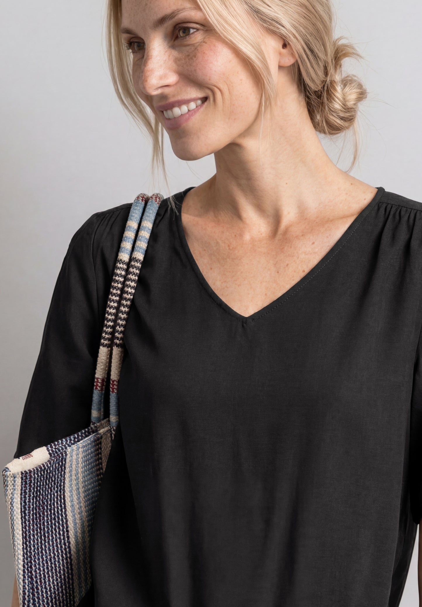 Street One - Kurzarm Blusenshirt mit V-Neck - Farbe: Black