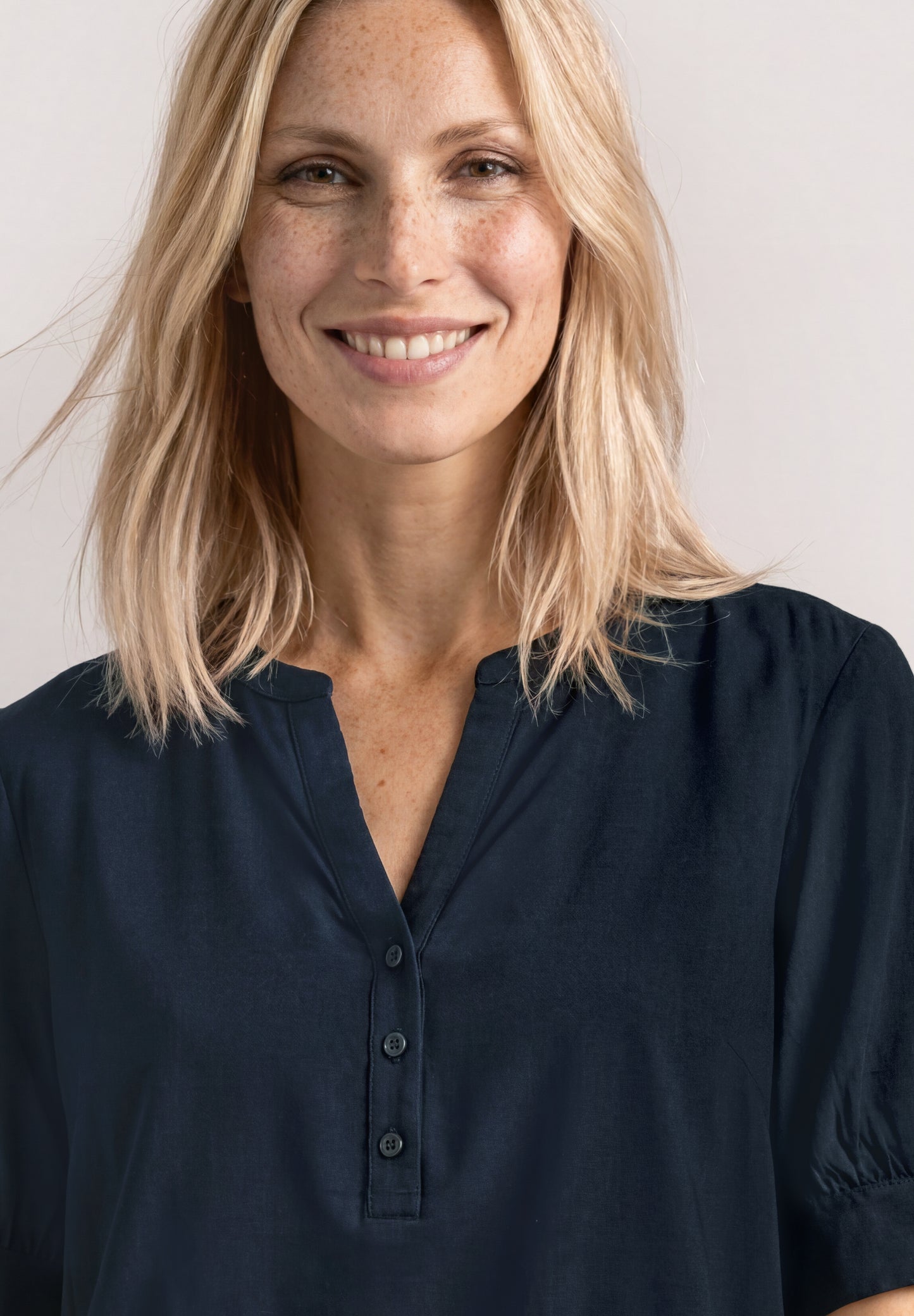 Street One - Kurzarm Bluse mit Split Neck und Elastiksaum - Farbe: darkest blue