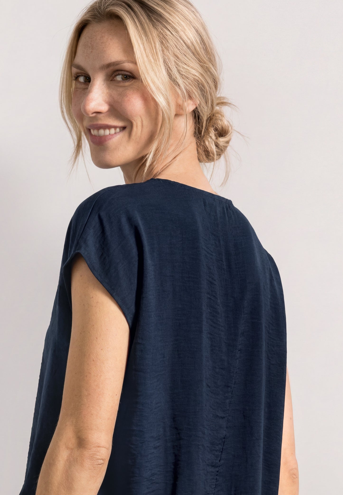 Street One - Blusenshirt mit Rundhals und Schnallendetail - Farbe: darkest blue
