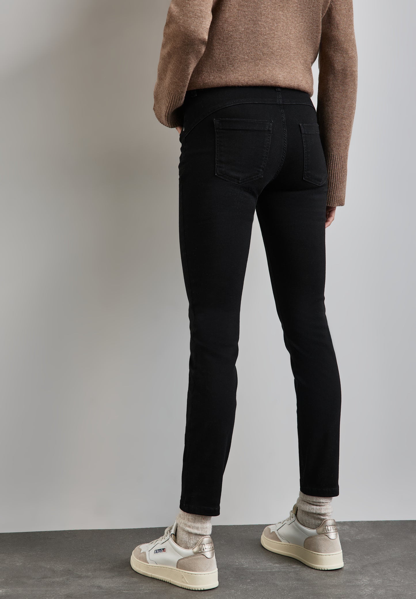 Street One Damen Jeans im Slim Fit – Farbe: schwarz