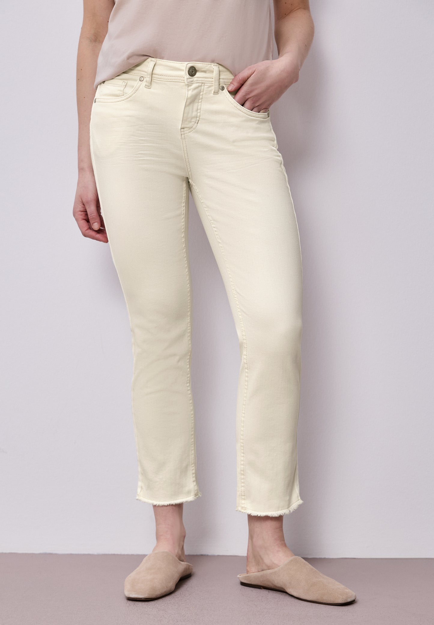 Street One - Straight Leg Jeans mit fransigem Saum - Farbe: ecru soft washed