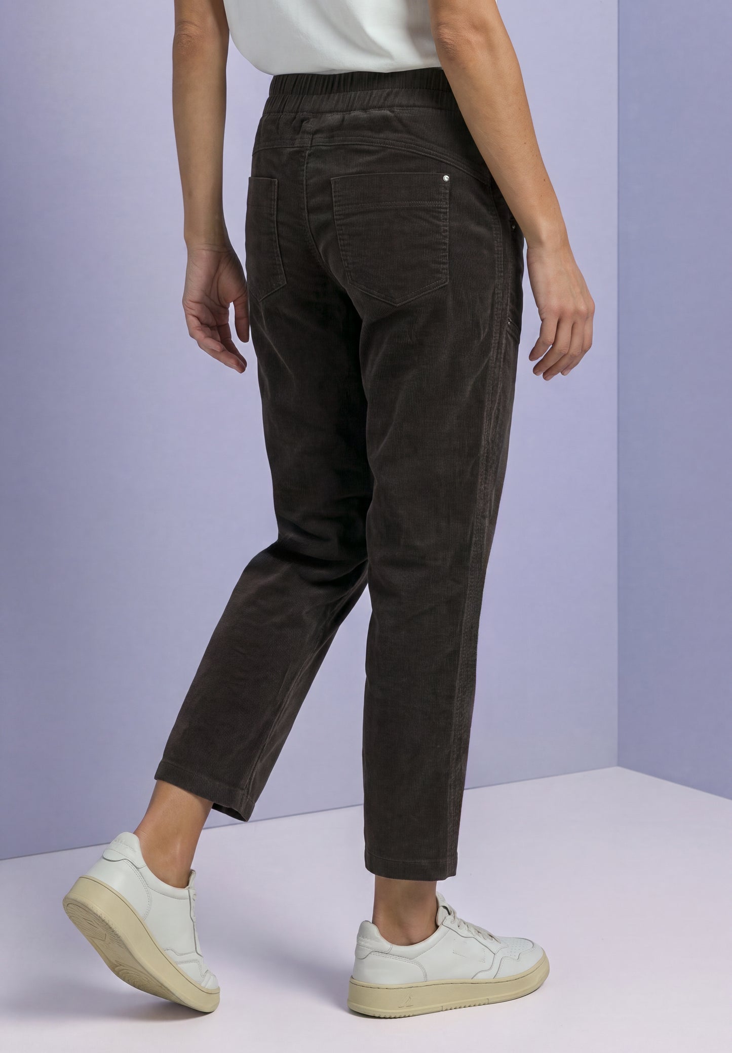 Street One - Slim Leg Cordhose im Loose Fit - Farbe: black coffee
