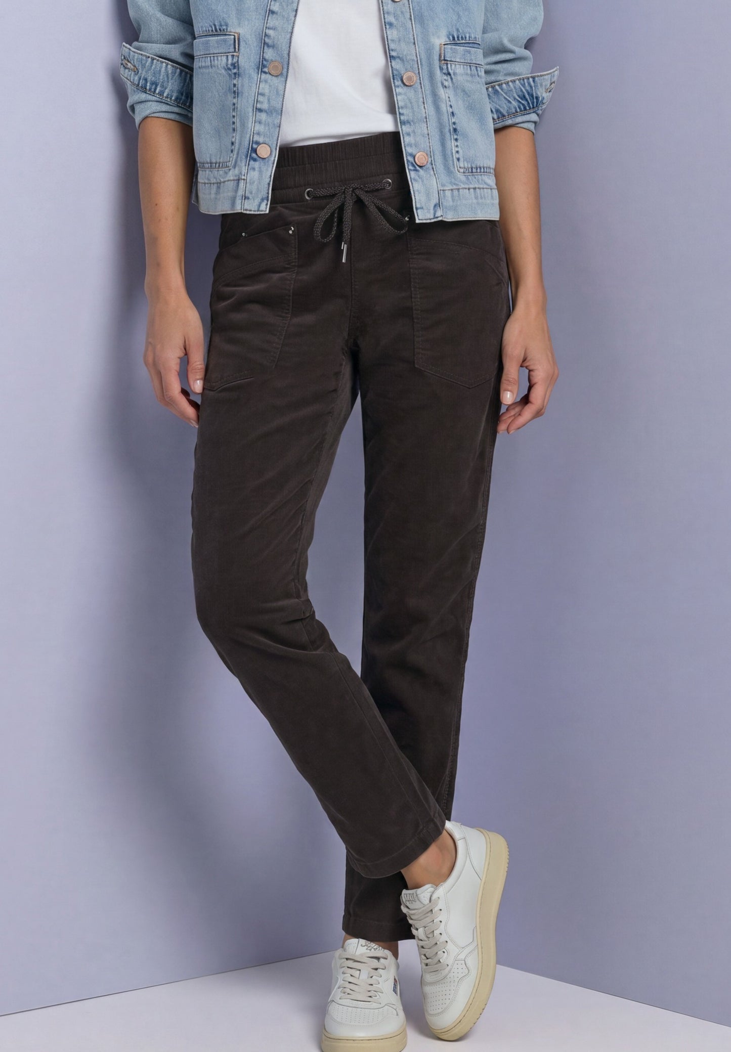 Street One - Slim Leg Cordhose im Loose Fit - Farbe: black coffee