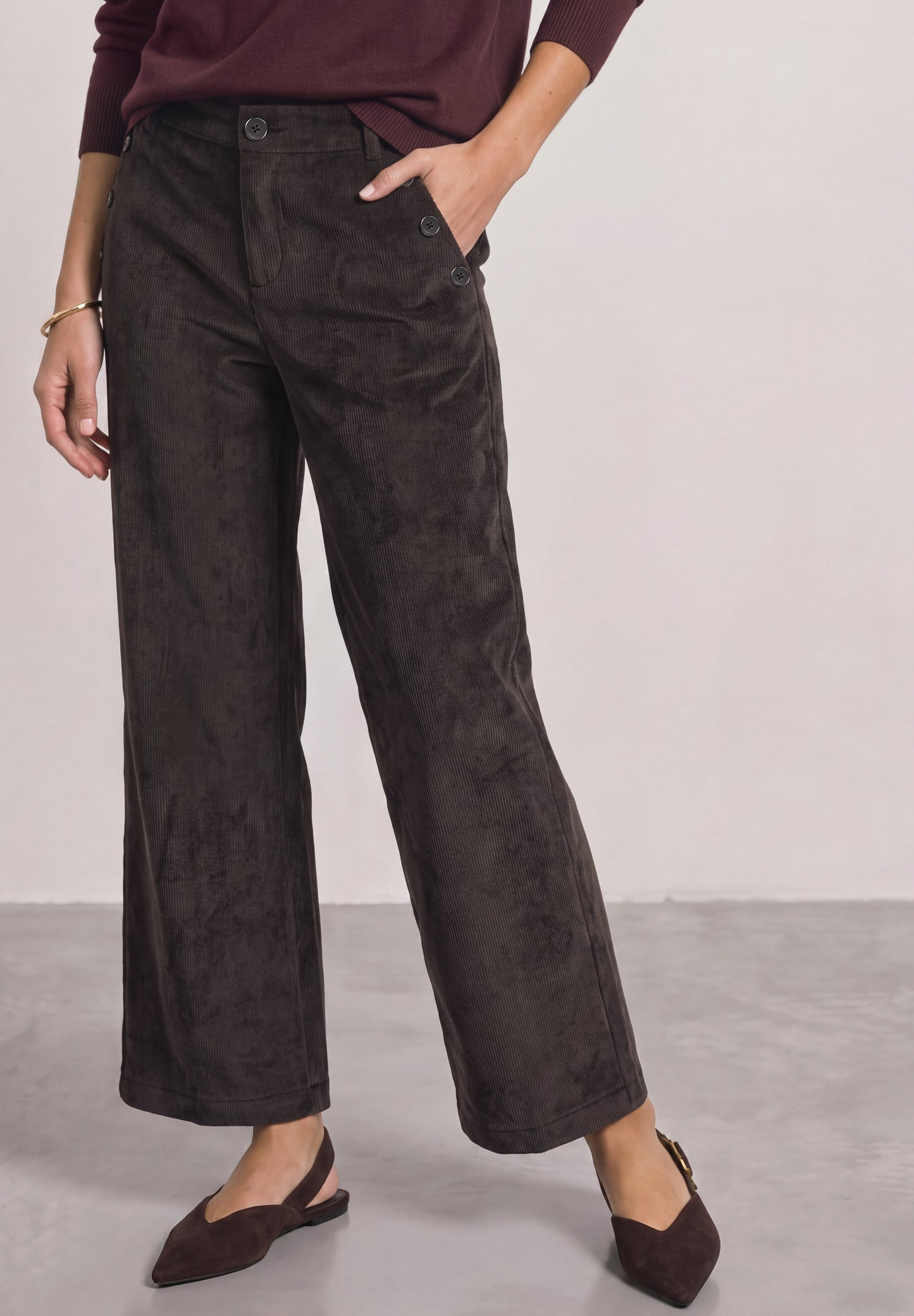 Street One - Mid Waist Straight Leg Hose mit Knöpfen - Farbe: black coffee