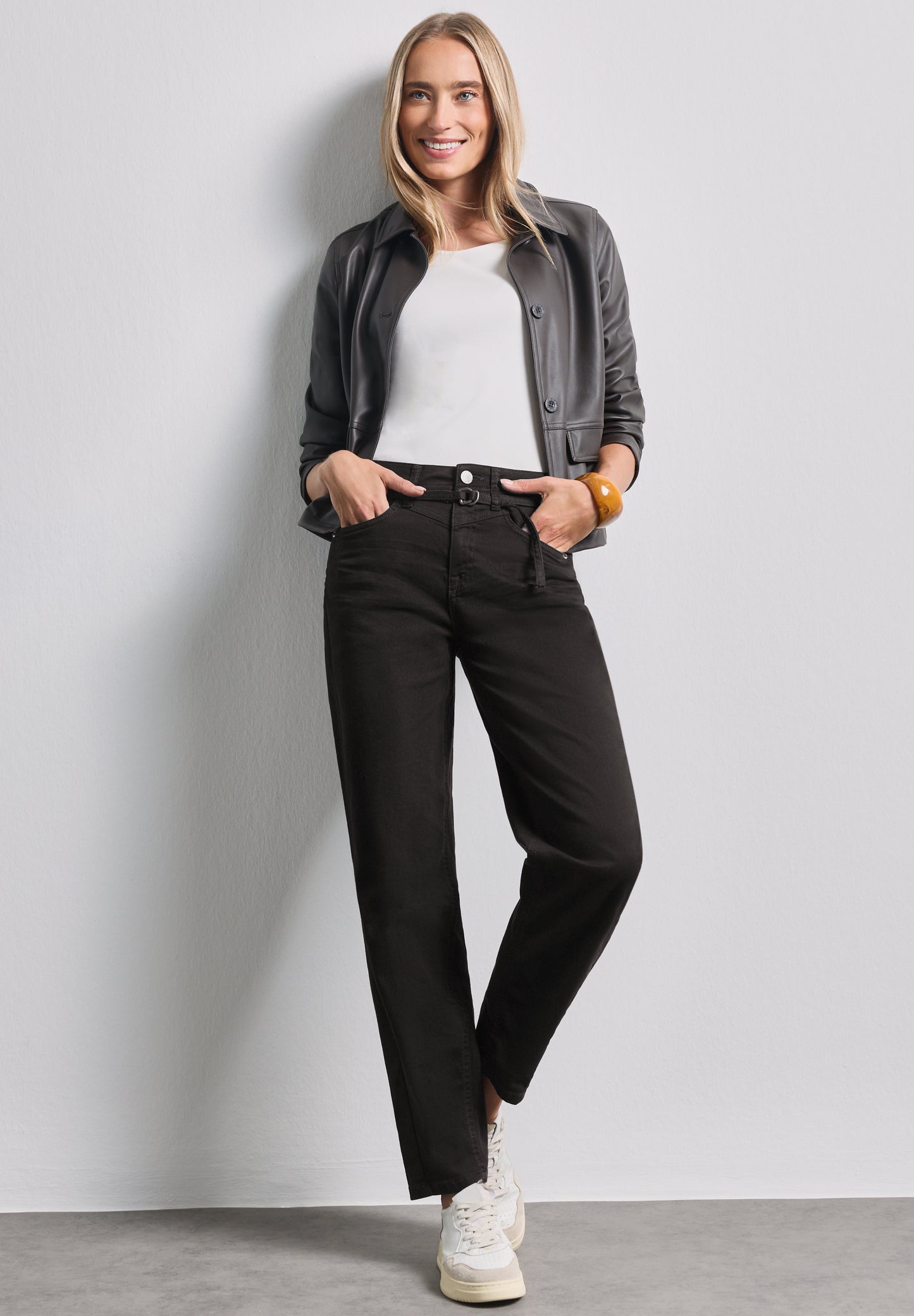 Street One - High Waist Barrel Leg Jeans im Loose Fit - Farbe: Brown Washed