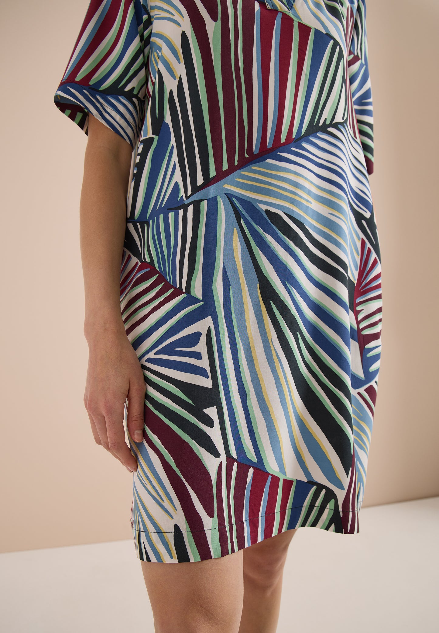 CECIL - Knielanges Kleid mit grafischem Muster - Farbe: palm breeze green