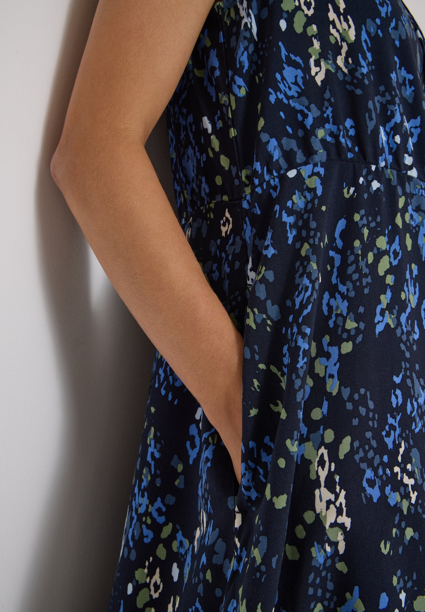CECIL - Midikleid mit Split Neck und Print - Farbe: urban dark blue