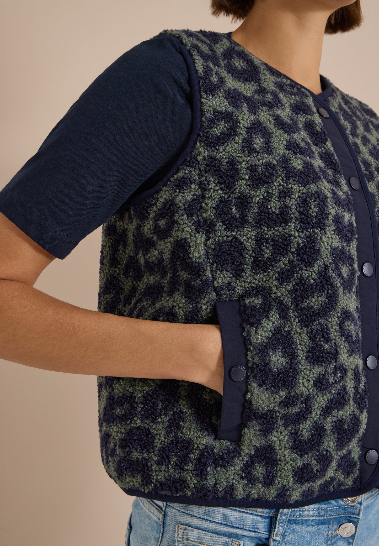 CECIL - Teddy-Weste mit Softshelldetails und Leo-Muster - Farbe: Oliv Grün