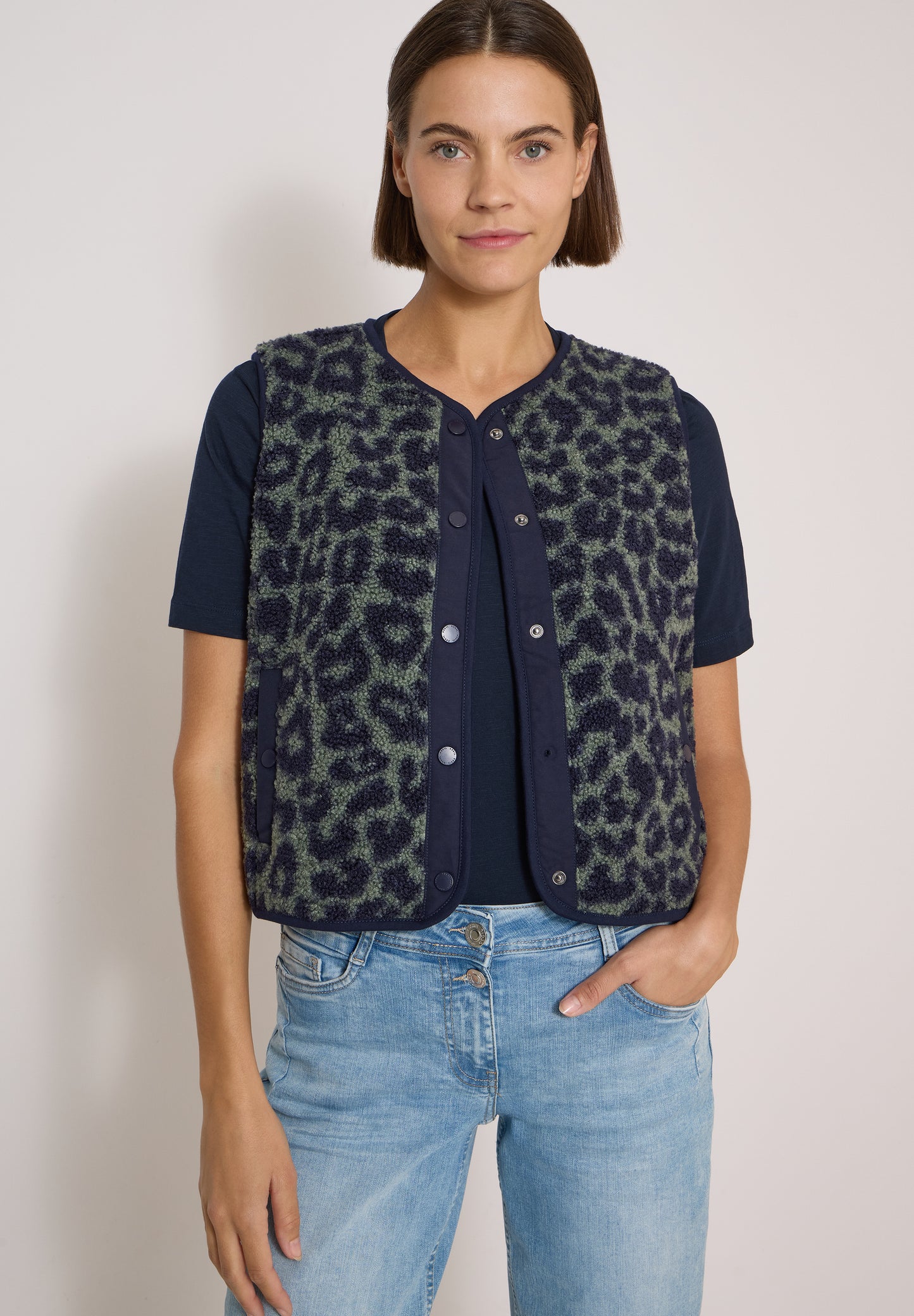 CECIL - Teddy-Weste mit Softshelldetails und Leo-Muster - Farbe: Oliv Grün