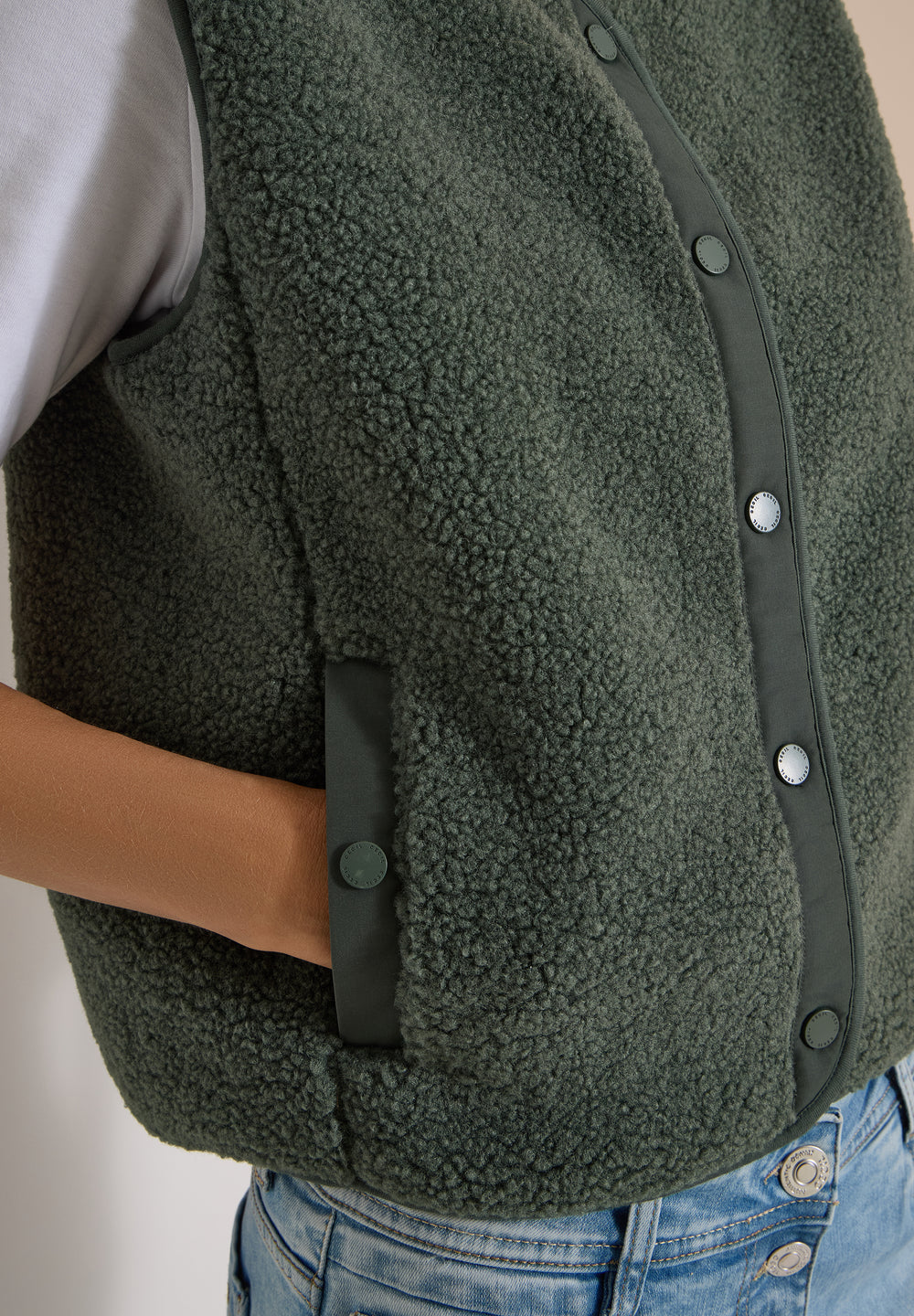Olivgrüne CECIL Teddy-Weste mit Softshelldetails