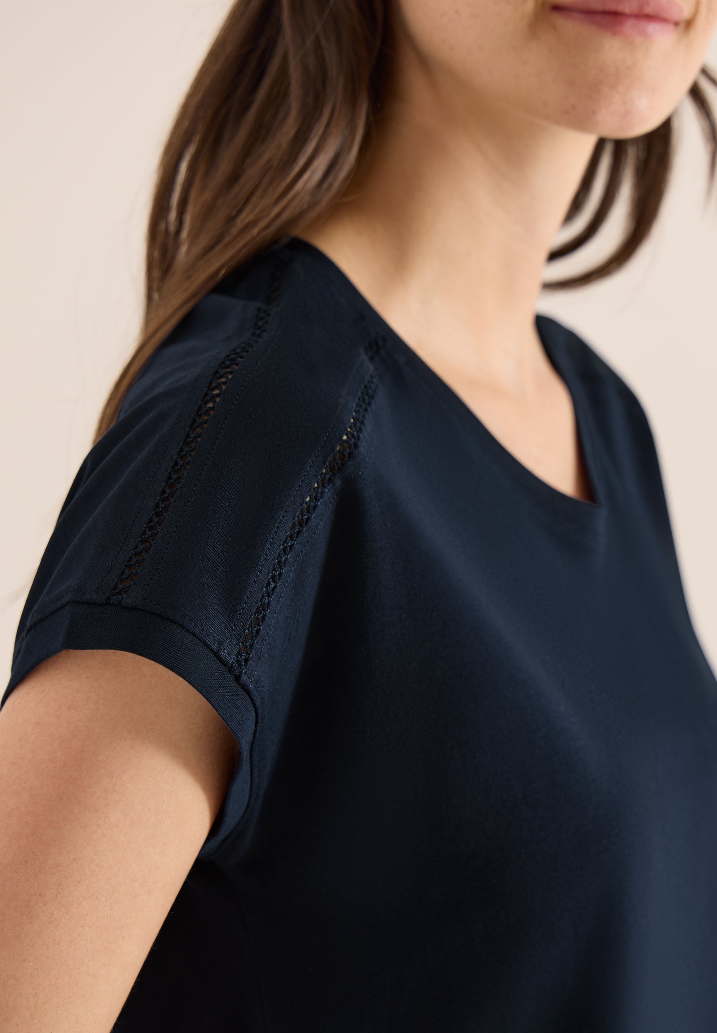 CECIL - T-Shirt mit V-Neck und Spitzendetail - Farbe: universal blue