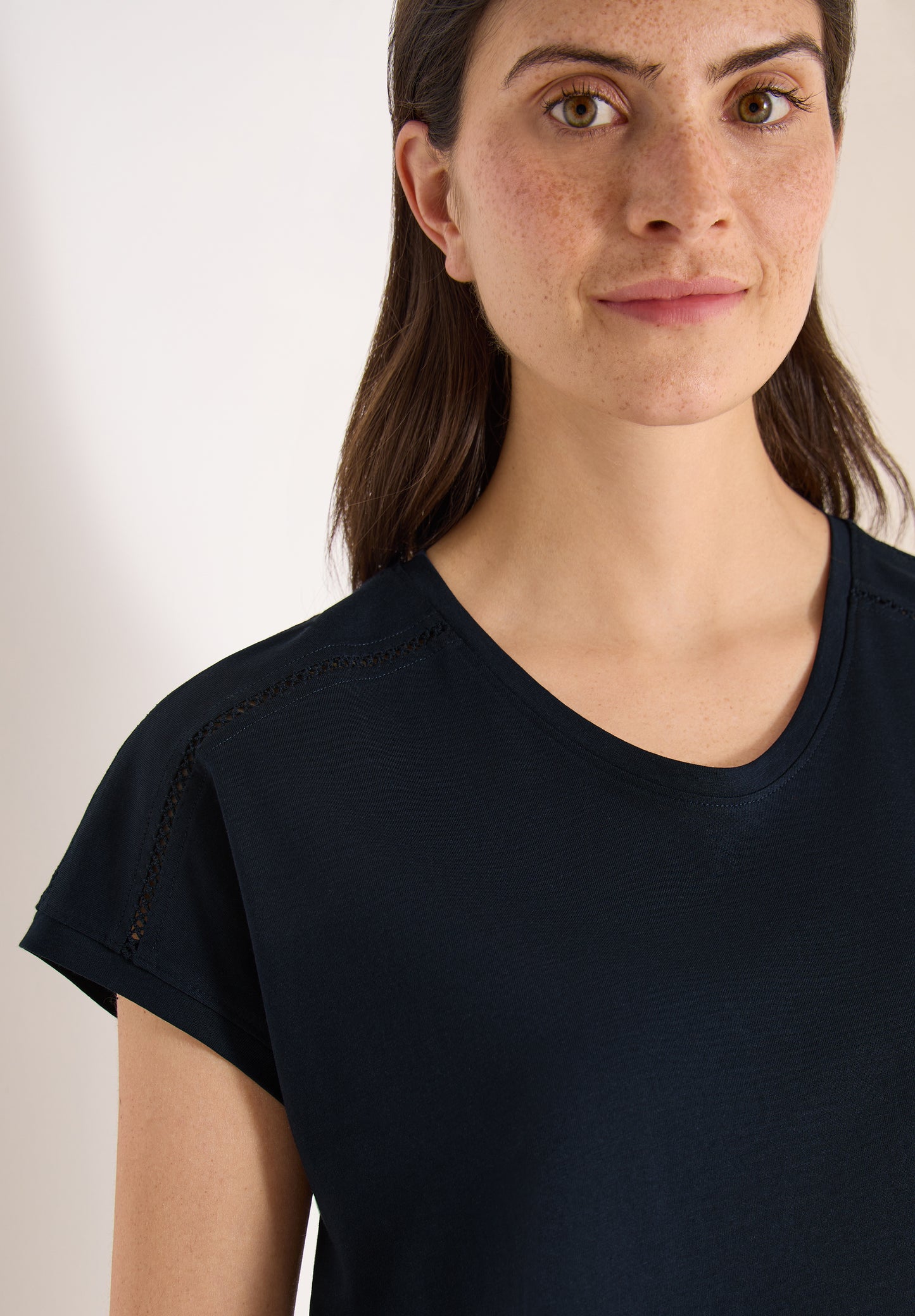 CECIL - T-Shirt mit V-Neck und Spitzendetail - Farbe: universal blue