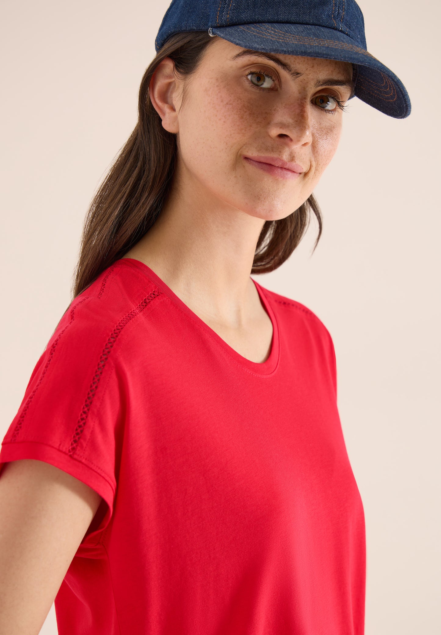 CECIL - T-Shirt mit V-Neck und Spitzendetail - Farbe: glazed apple red