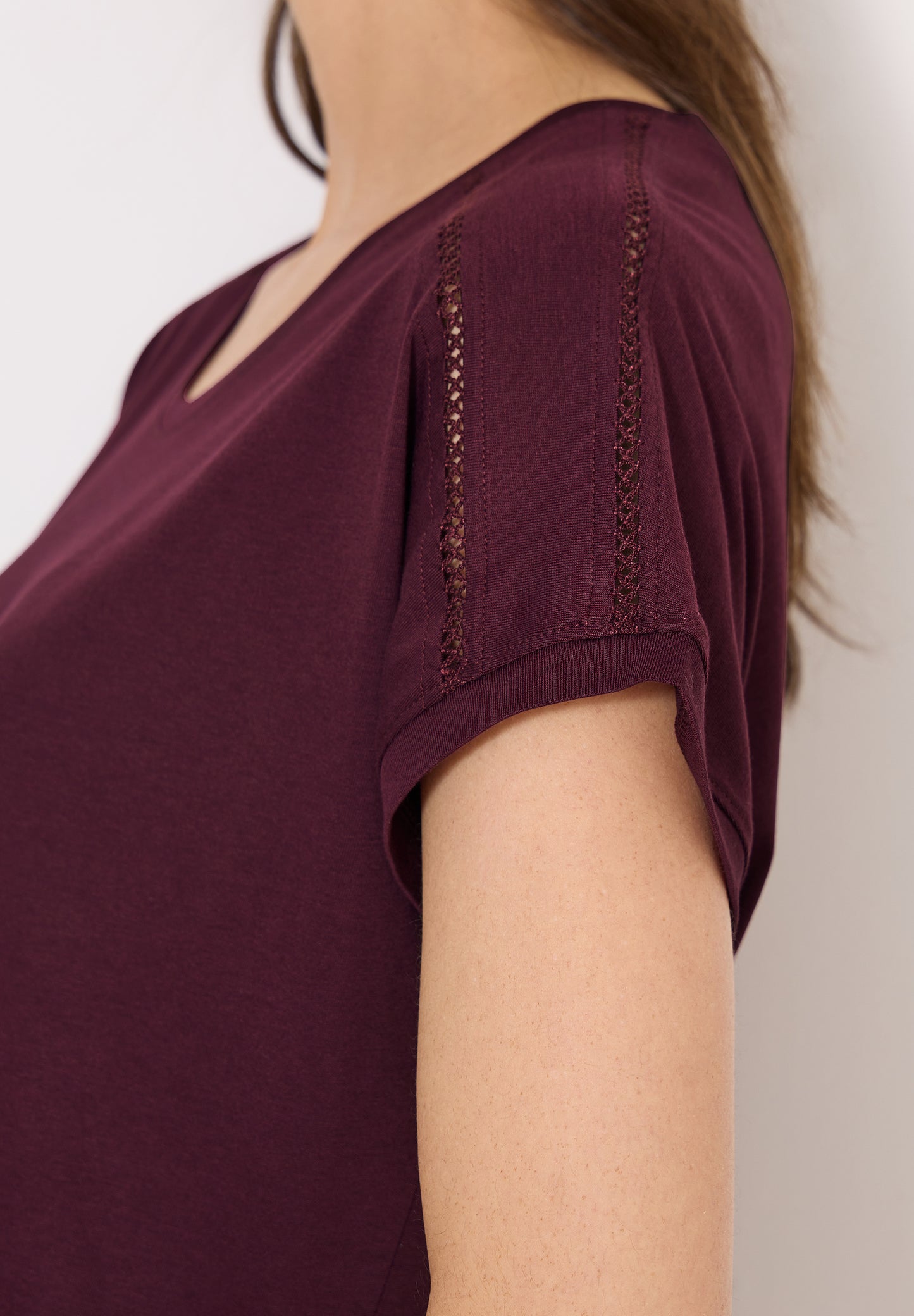 CECIL - T-Shirt mit V-Neck und Spitzendetail - Farbe: sweet grape red