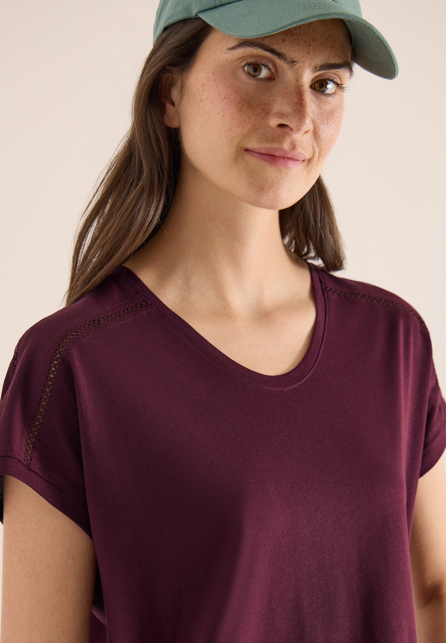 CECIL - T-Shirt mit V-Neck und Spitzendetail - Farbe: sweet grape red