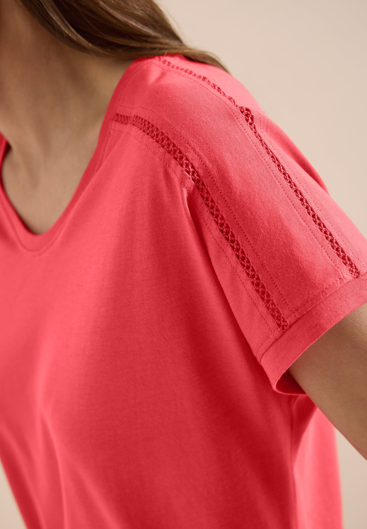 CECIL - T-Shirt mit V-Neck und Spitzendetail - Farbe: coral
