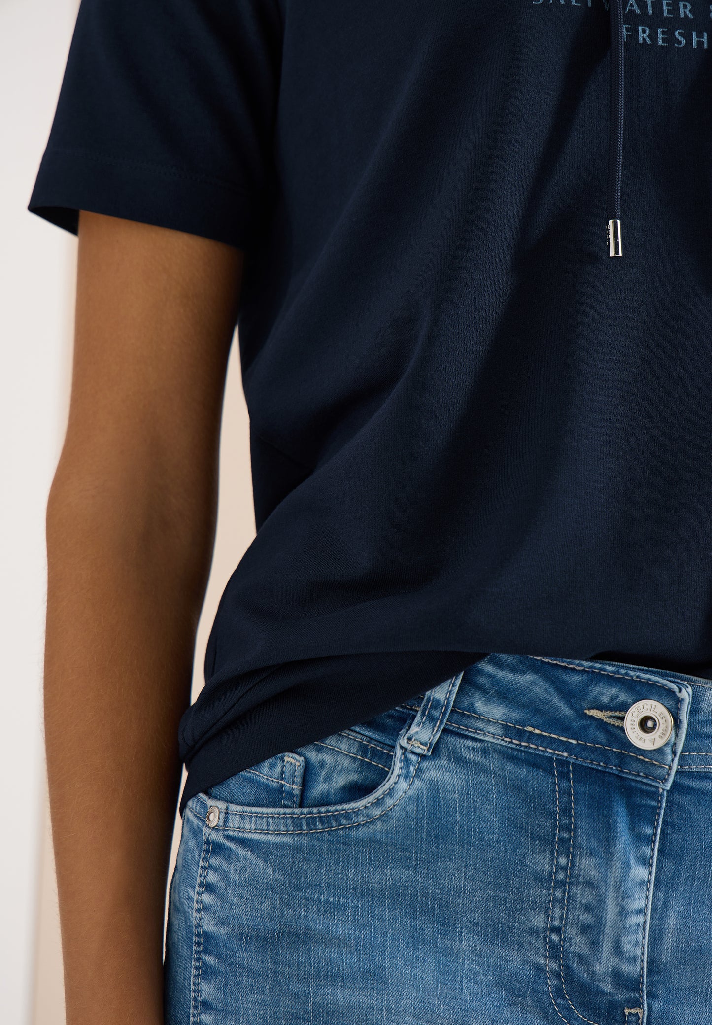 CECIL - Kurzarm Shirt mit Kapuze und Wording - Farbe: universal blue