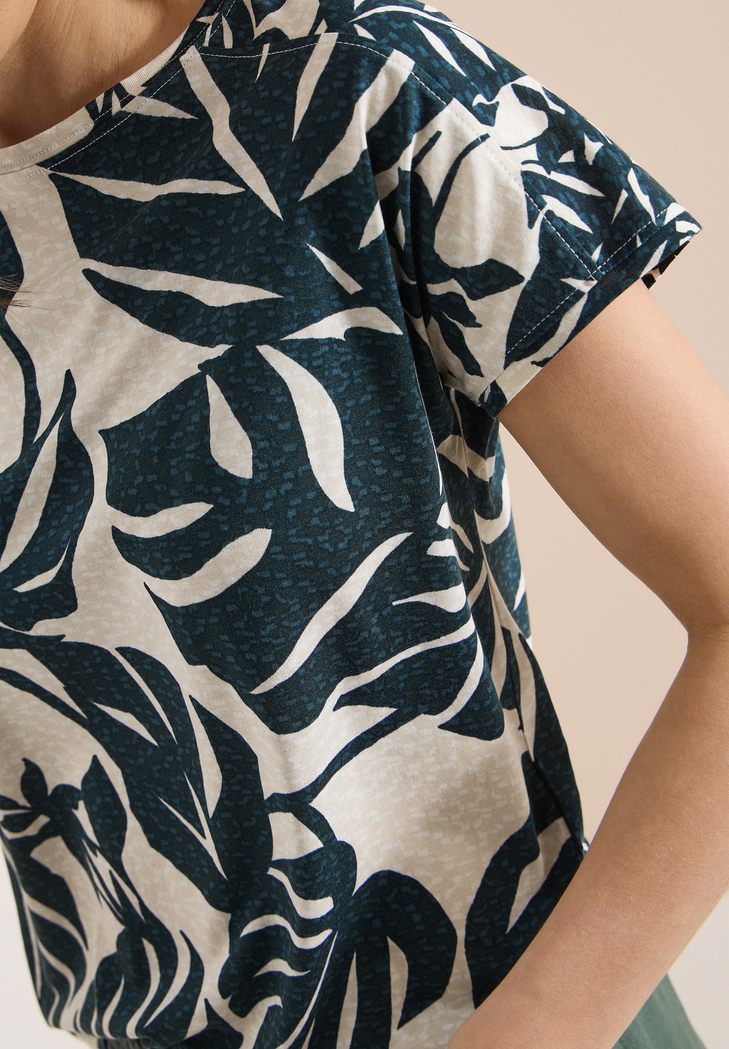CECIL - T-Shirt mit U-Boot-Ausschnitt und Print - Farbe: palm breeze green
