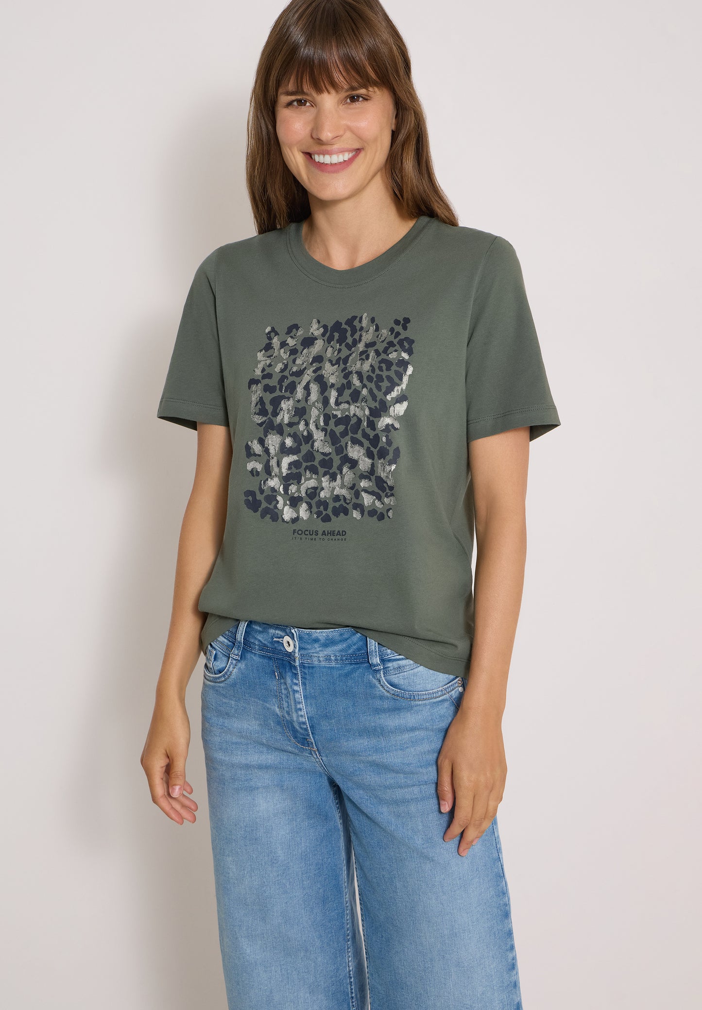 CECIL - T-Shirt mit Leo-Print und Foliendetails - Farbe: dried olive green