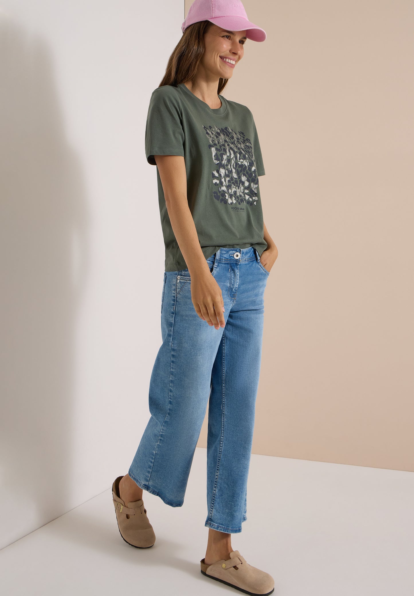 CECIL - T-Shirt mit Leo-Print und Foliendetails - Farbe: dried olive green
